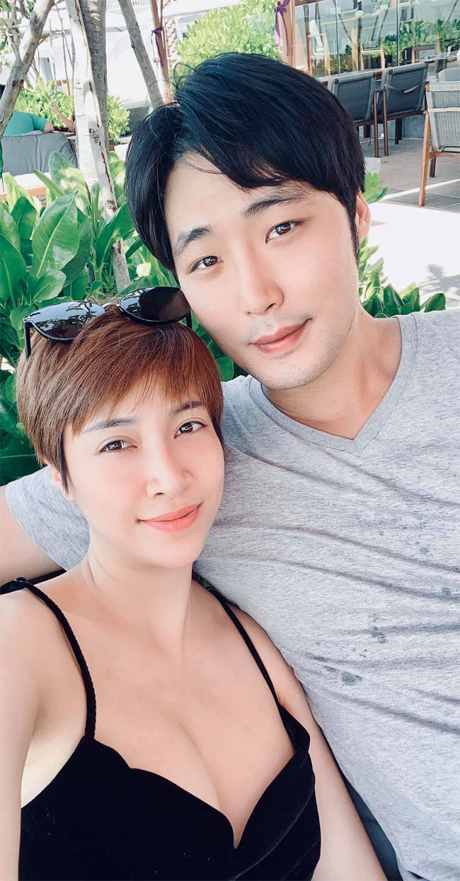 "Bạn trai tôi bình thường đã là người ngọt ngào, nên khi biết tôi có bầu anh ấy càng quan tâm, chăm sóc nhiều hơn. Tính tình tôi trở nên khó chịu đến mức tôi cũng không mê nổi bản thân nhưng anh ấy vẫn kiên nhẫn lắm...", Pha Lê khoe được bạn trai chiều chuộng.