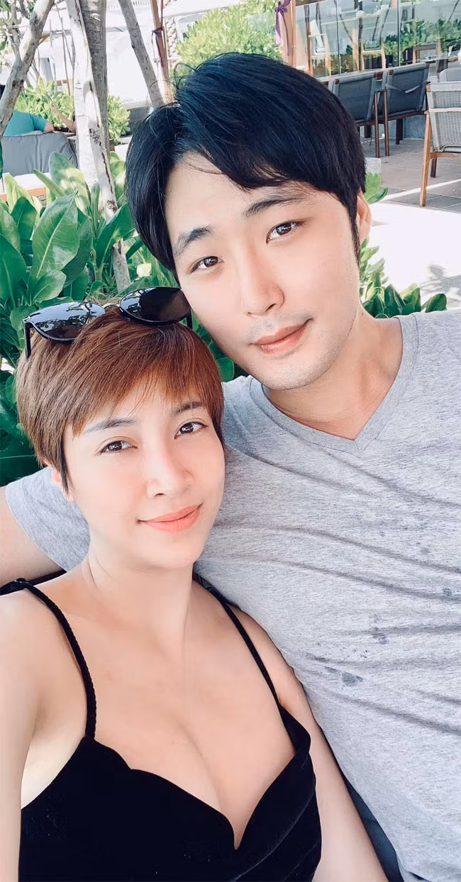 "Bạn trai tôi bình thường đã là người ngọt ngào, nên khi biết tôi có bầu anh ấy càng quan tâm, chăm sóc nhiều hơn. Tính tình tôi trở nên khó chịu đến mức tôi cũng không mê nổi bản thân nhưng anh ấy vẫn kiên nhẫn lắm...", Pha Lê khoe được bạn trai chiều chuộng.