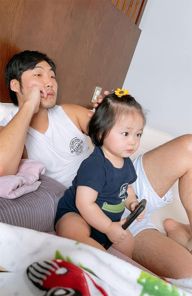 Không chỉ vào bếp nấu ăn giúp vợ, Manny còn trông con giúp vợ mỗi khi cô bận hay mệt.