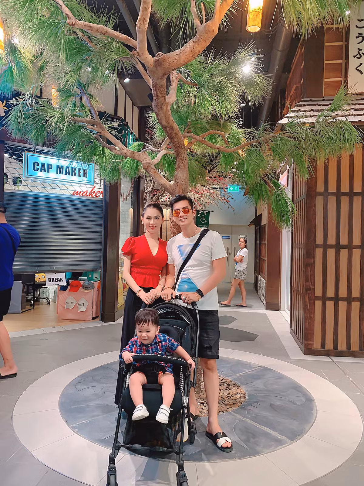 Con trai của vợ chồng Lâm Khánh Chi lớn nhanh như thổi, được bố mẹ yêu thương và chiều chuộng.