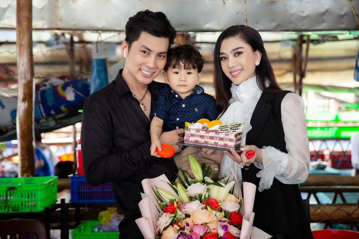  Nữ ca sĩ chuyển giới hạnh phúc khi con trai bụ bẫm, khôi ngô.