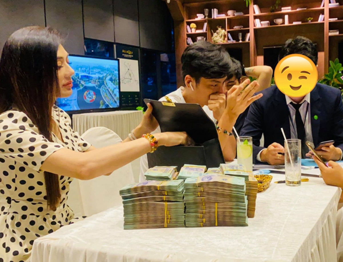 Giữa tháng 10/2020, giọng ca chuyển giới còn gây choáng khi mang cả sấp tiền đi mua nhà triệu đô.