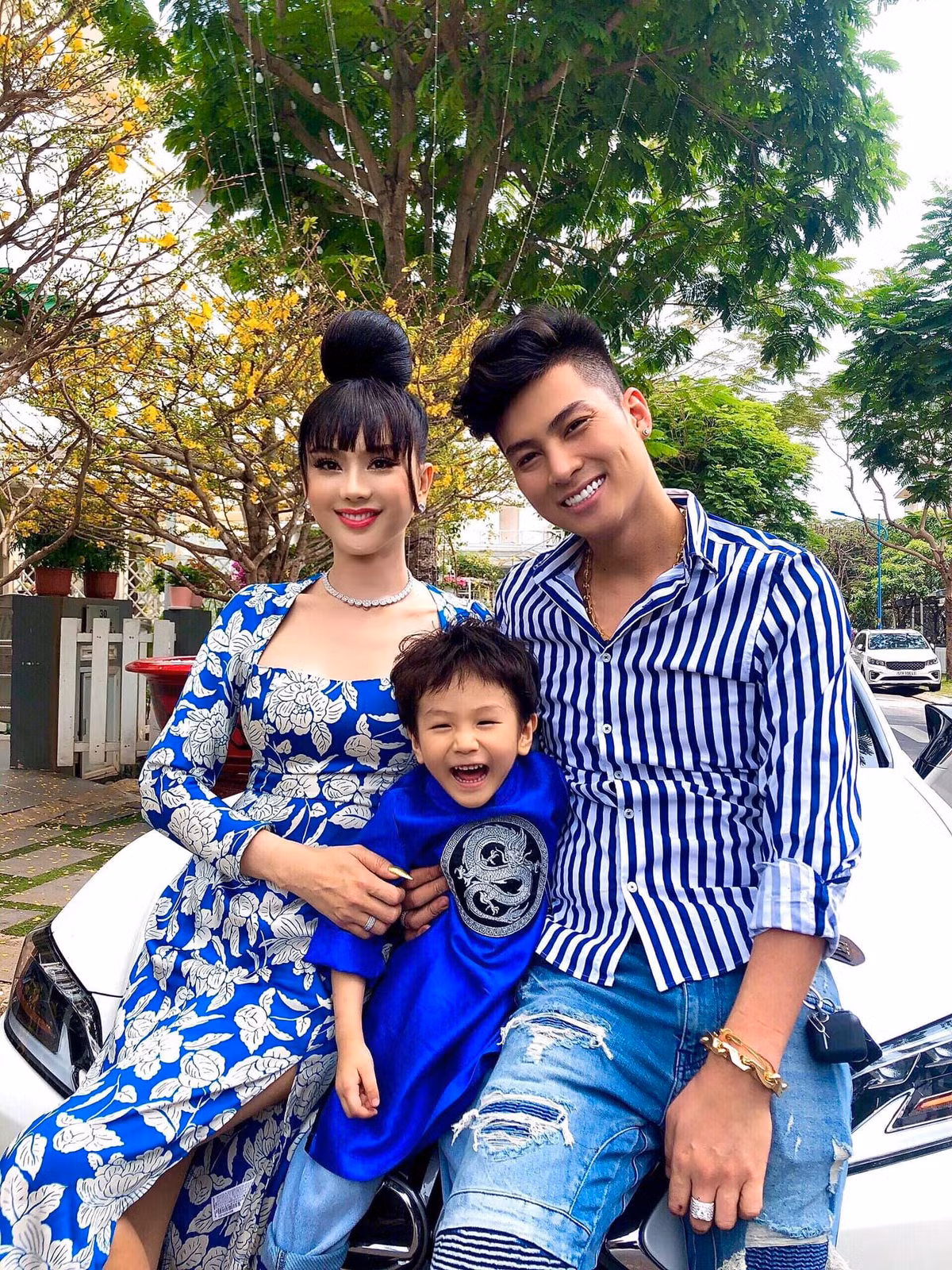 Lâm Khánh Chi gửi lời nhắn nhủ tới con trai 3 tuổi: "Có con là Khánh Chi không còn thời gian làm gì hết. Chăm con thôi cũng hết một ngày... Con thương mẹ thì hay ăn chóng lớn nha Bi. Vất vả mấy mẹ cũng chịu được hết. Mẹ rất là thương con và yêu con nhiều. Nhìn con cười bao nhiêu mệt mỏi vất vả tan biến".