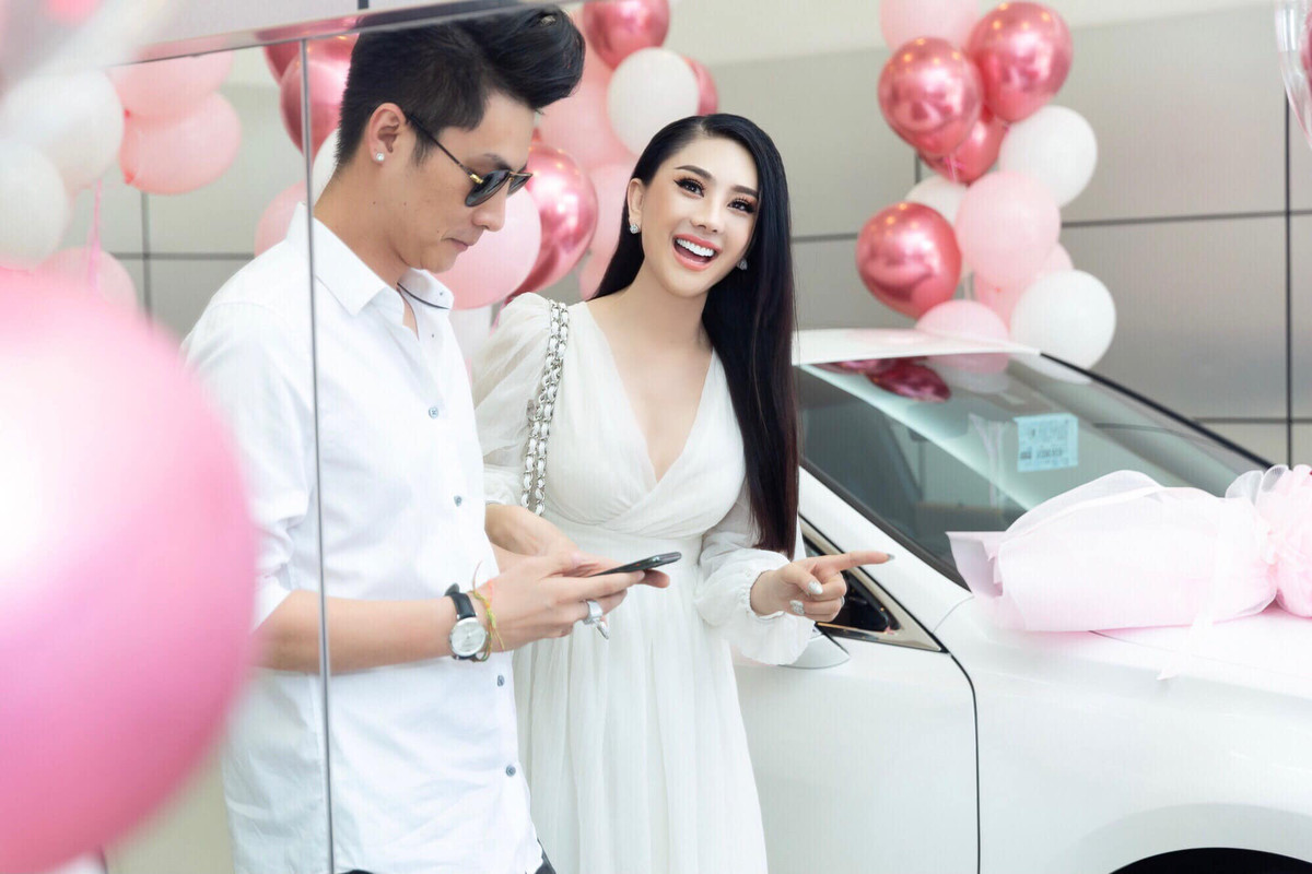 Không chỉ khoe tổ ấm hạnh phúc, vợ chồng Khánh Chi còn liên tục tậu xe và nhà. Cuối năm 2020, dù không muốn tậu thêm xe nhưng Phi Hùng vẫn chiều theo Lâm Khánh Chi.