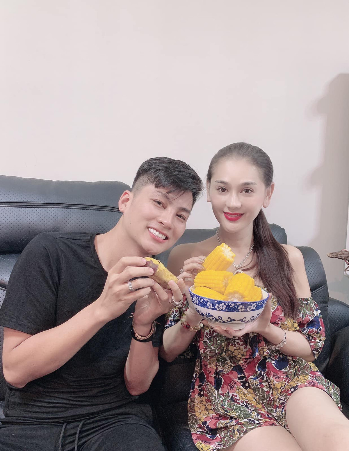 Cô không ít lần khoe ông xã tâm lý, chiều chuộng vợ con hết mực. Người đẹp còn chụp lén cảnh chồng đang lúi húi trong bếp chuẩn bị đồ ăn cho vợ.