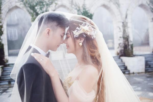 Mới đây, Lâm Khánh Chi đăng ảnh cưới bên ông xã Phi Hùng cùng dòng nhắn nhủ: "Ngày em lên xe bông được 4 năm rồi. Năm sau kỳ niệm 5 năm nè. Rồi 10 năm nè...cho đến già anh nhé. Vợ chồng Khánh Chi muốn gửi thông điệp đến vời công động LGBT rằng tình yêu là có thật".