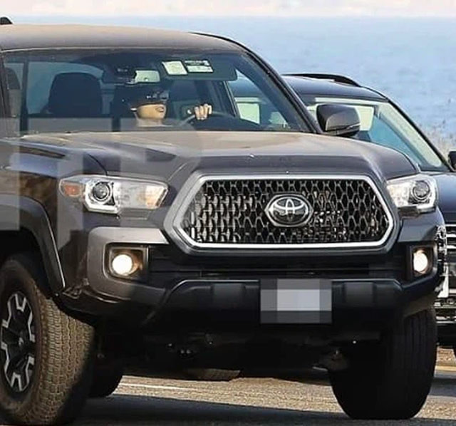 Năm ngoái, cậu bé còn gây chú ý khi xuất hiện sau tay lái một chiếc xe sang tiền tỷ với điệu bộ rất ngầu.