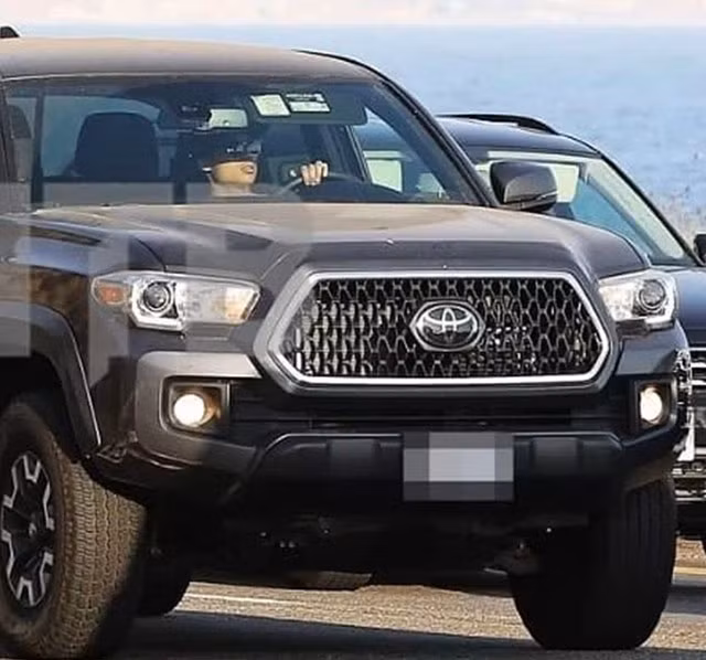 Năm ngoái, cậu bé còn gây chú ý khi xuất hiện sau tay lái một chiếc xe sang tiền tỷ với điệu bộ rất ngầu.