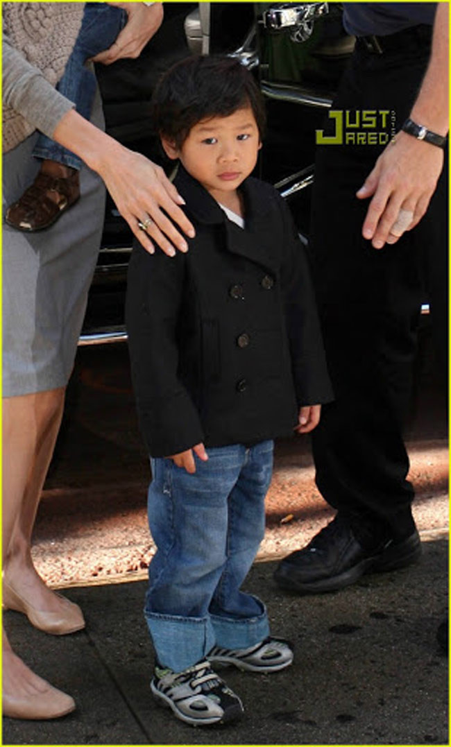 Khi đó Pax Thiên đang được chăm sóc ở Trung tâm nuôi dưỡng trẻ mồ côi Tam Bình (TP.HCM). Cậu bé bị mẹ ruột, là một người nghiện ma túy, bỏ rơi từ lúc còn đỏ hỏn trong bệnh viện. (Ảnh: Justjared)