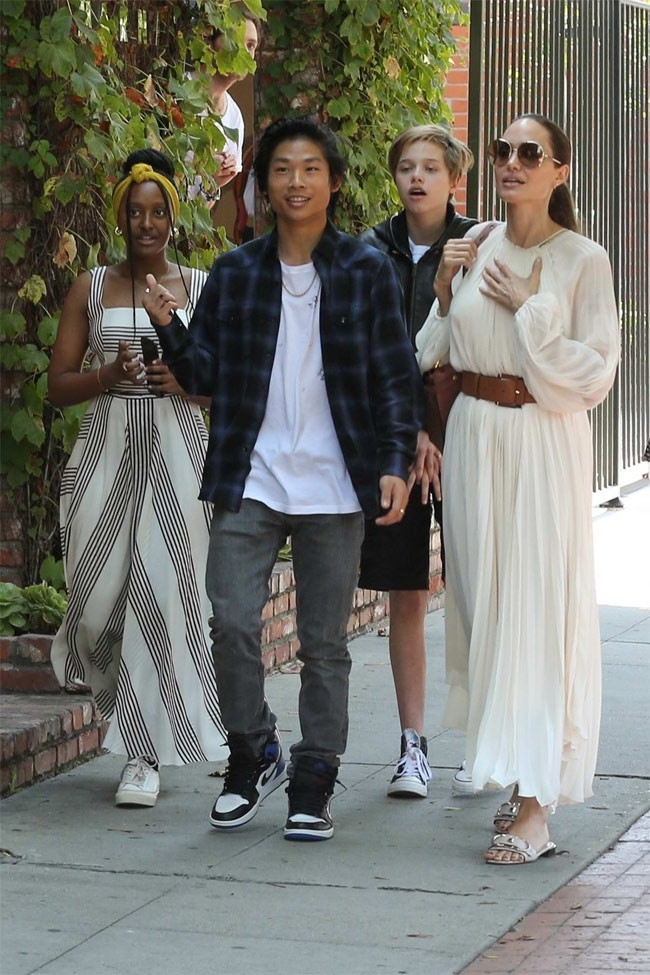 Pax Thiên giờ đây đã là một chàng trai 18 tuổi với ngoại hình rất nam tính, cao 1m69 và đã tốt nghiệp trung học tại một trường tư thục ở Los Angeles. (Ảnh: Celebfirst) Xem video "Vì sao Angelina Jolie - Brad Pitt ly hôn". Nguồn VTC14: