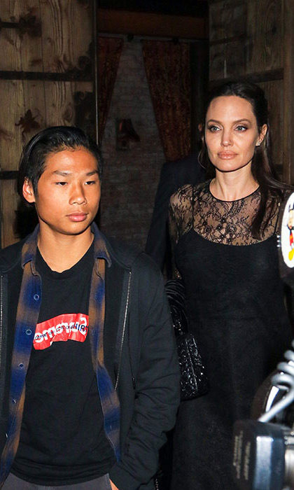 Angelina Jolie đặt tên cho con trai nuôi người Việt Nam là Pax Thiên, nghĩa là “bầu trời hòa bình”. Theo chia sẻ của mẹ Jolie, Pax Thiên là một cậu bé hiếu động, ghét paparazzi và hòa đồng với các anh em trong đại gia đình nhà Brad-Angie. (Ảnh: hellomagazine)