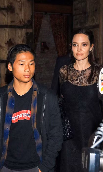 Angelina Jolie đặt tên cho con trai nuôi người Việt Nam là Pax Thiên, nghĩa là “bầu trời hòa bình”. Theo chia sẻ của mẹ Jolie, Pax Thiên là một cậu bé hiếu động, ghét paparazzi và hòa đồng với các anh em trong đại gia đình nhà Brad-Angie. (Ảnh: hellomagazine)