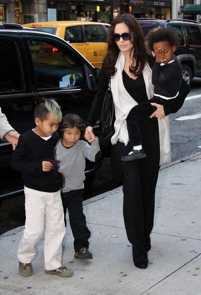 Để con trai không bỡ ngỡ với môi trường sống hoàn toàn xa lạ, Angelina Jolie thuê bảo mẫu người Việt chăm sóc Pax Thiên khi mới nhận nuôi cậu bé. (Ảnh: zimbio)