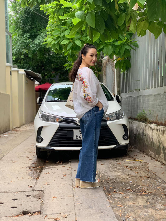 Ở tuổi 50 Khánh Huyền vẫn giữ được vóc dáng thon gọn, khuôn mặt tươi trẻ.