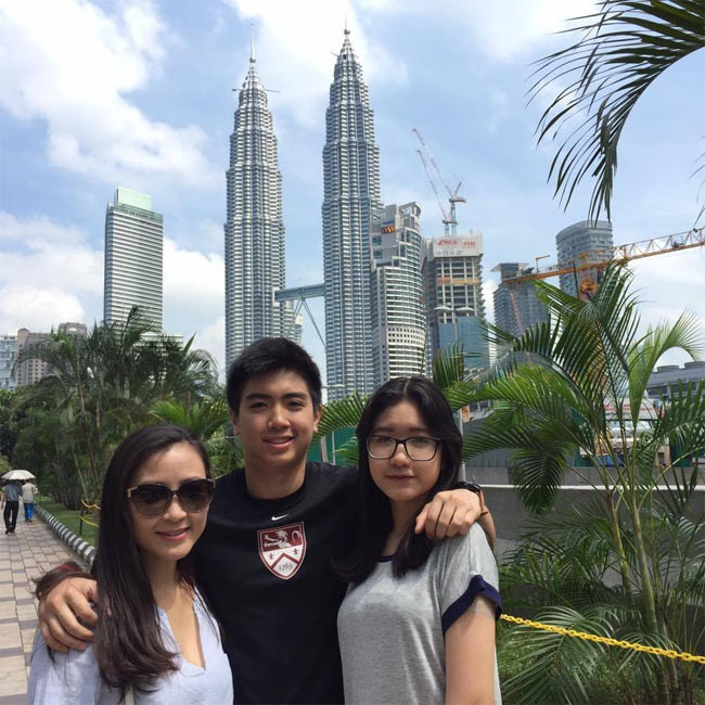 Khánh Huyền và hai con lớn của cô với người chồng đầu. Nữ diễn viên trẻ tới nỗi cô nhìn như chị của hai con.