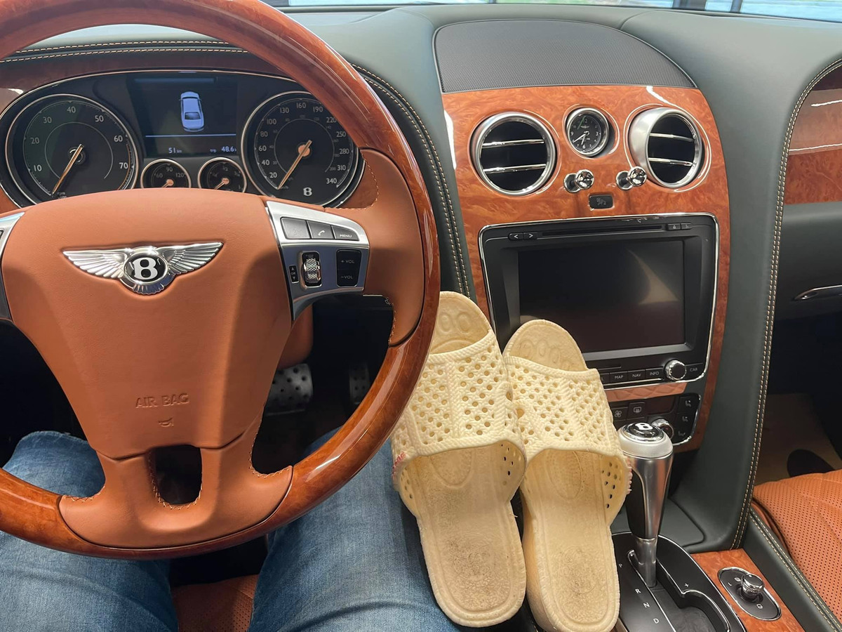 Dù là đi xích lô, xe đạp,... hay xe hơi, MC sinh năm 1969 vẫn trung thành với "báu vật" của đôi chân này.