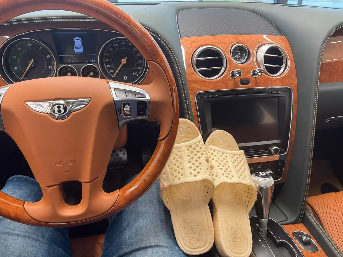 Dù là đi xích lô, xe đạp,... hay xe hơi, MC sinh năm 1969 vẫn trung thành với "báu vật" của đôi chân này.