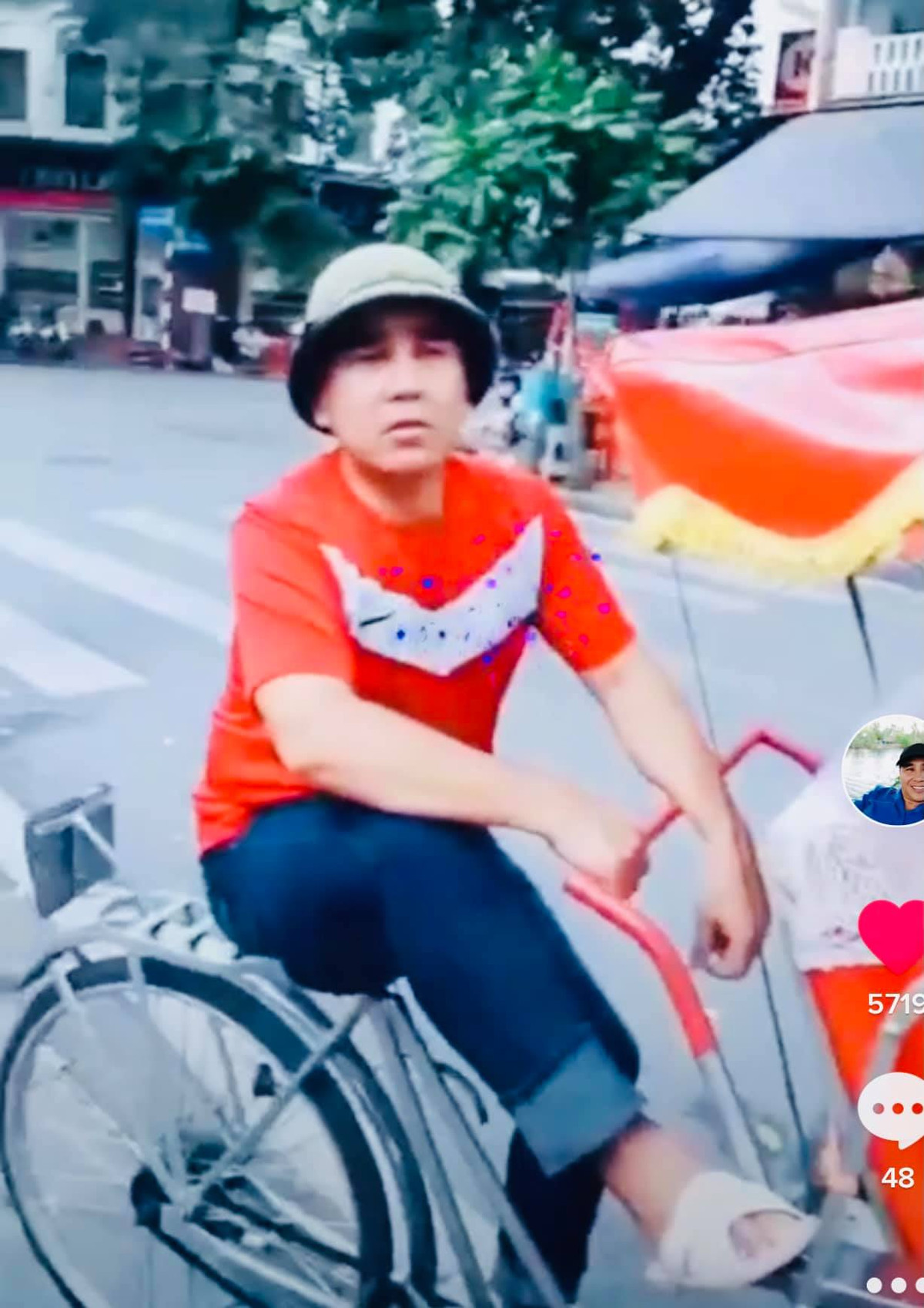 "Đi dép tổ ong đến muôn nơi", hình ảnh đời thường giản dị của MC Quyền Linh trên mọi nẻo đường khiến khán giả thêm yêu mến anh hơn.