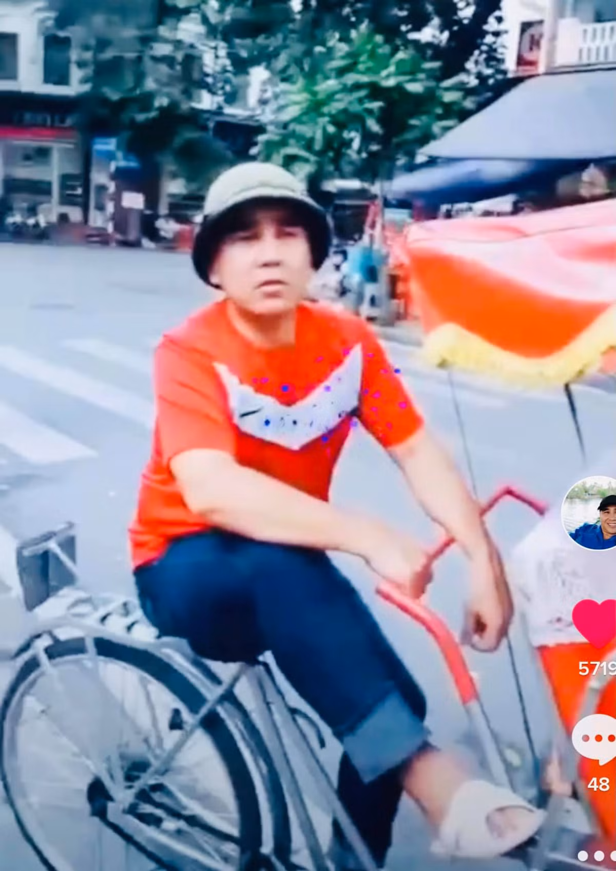 "Đi dép tổ ong đến muôn nơi", hình ảnh đời thường giản dị của MC Quyền Linh trên mọi nẻo đường khiến khán giả thêm yêu mến anh hơn.