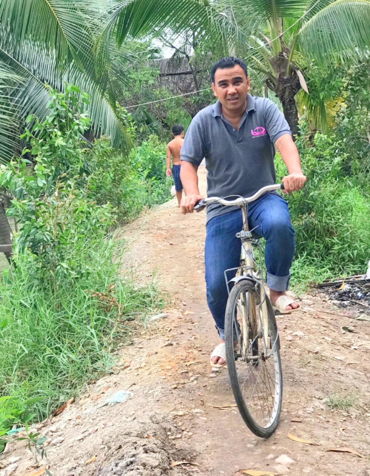 Dù sở hữu cơ ngơi đồ sộ nhưng bao năm qua nam MC vẫn xuất hiện với hình ảnh khá giản dị như diện dép tổ ong, áo phông, quần jeans,…