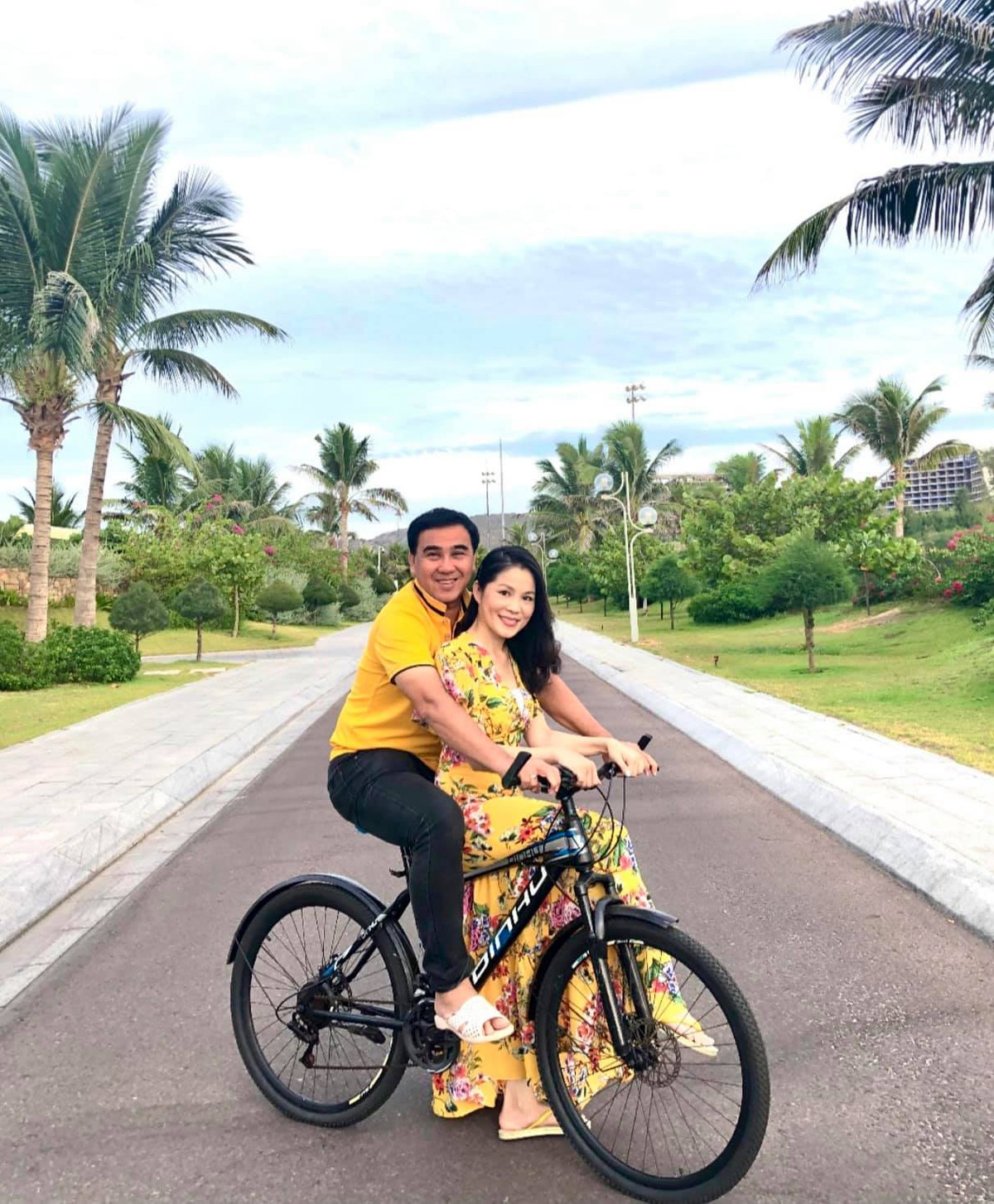 Được biết, MC Quyền Linh sở hữu bộ sưu tập dép tổ ong rực rỡ nhiều màu sắc do anh tự mua và có cả bạn bè tặng.