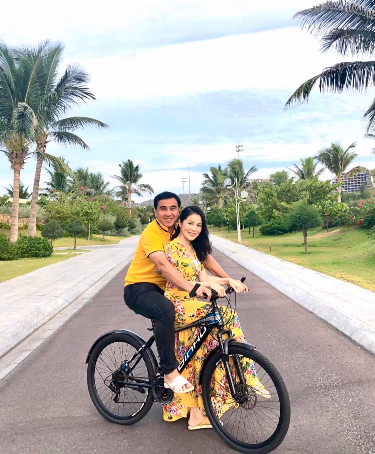 Được biết, MC Quyền Linh sở hữu bộ sưu tập dép tổ ong rực rỡ nhiều màu sắc do anh tự mua và có cả bạn bè tặng.