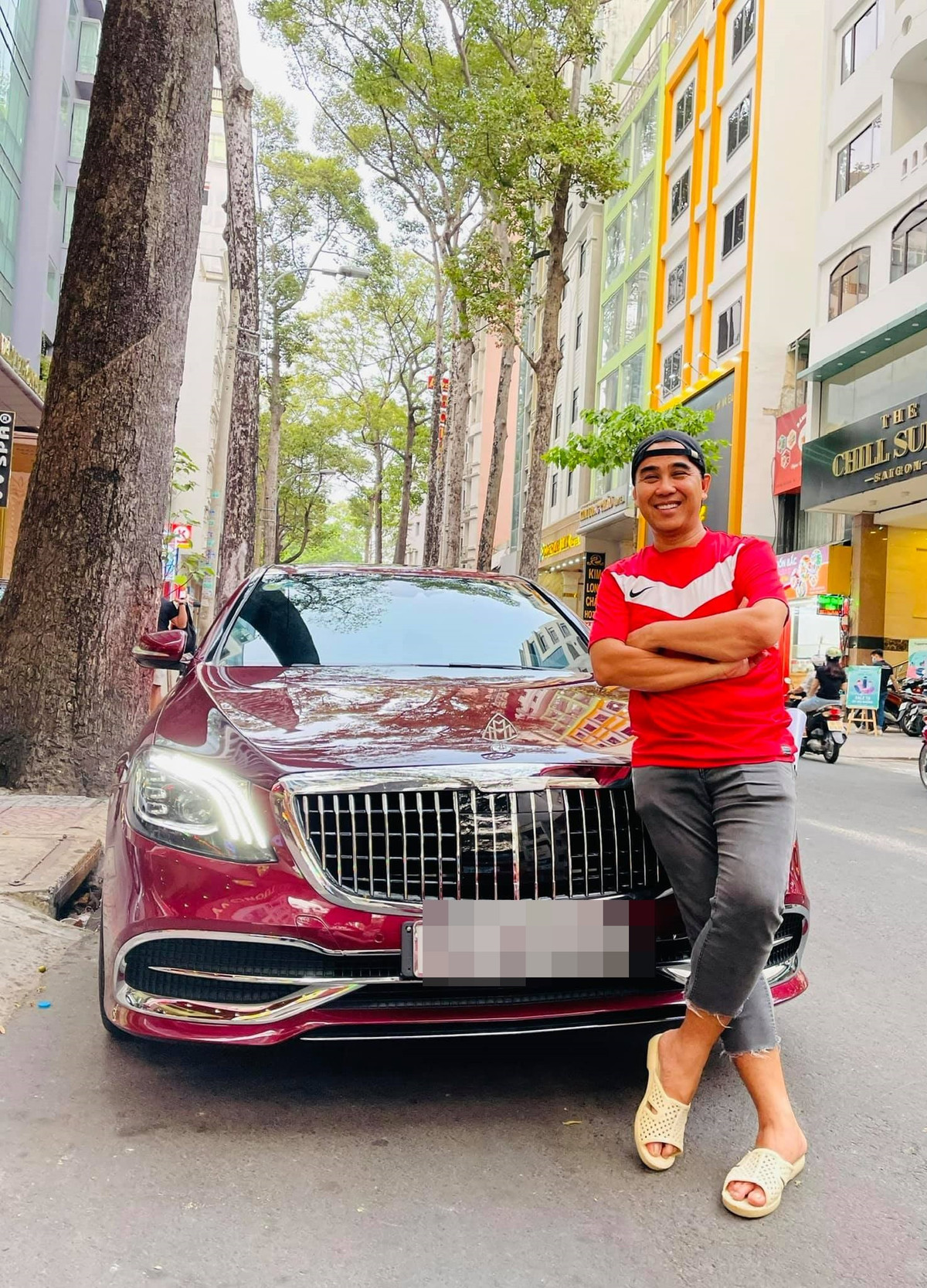 Đôi dép tổ ong huyền thoại đã trở thành "thương hiệu" của MC Quyền Linh.