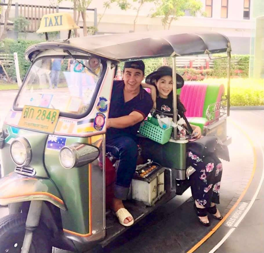 Du lịch nước ngoài sang chảnh, lái "siêu xe taxi" nhưng Quyền Linh vẫn "đi dép tổ ong khắp muôn nơi".