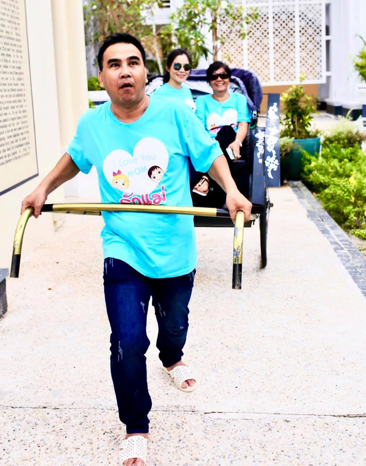 Hình ảnh hài hước của MC Quyền Linh và vợ trong chuyến du lịch.