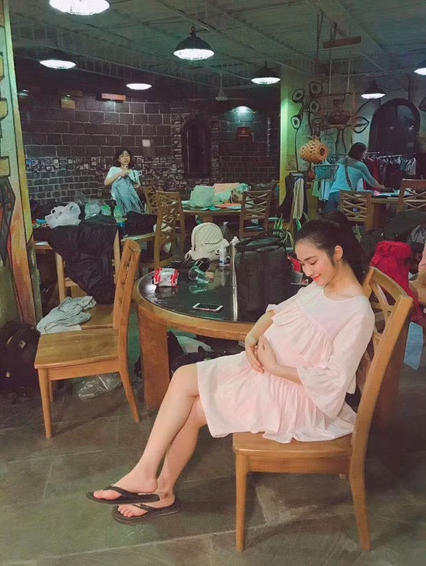 Bức ảnh chụp Hòa Minzy bụng bầu vượt mặt cũng từng gây xôn xao mạng xã hội vì cho rằng đó là minh chứng cho tin đồn bầu bí của cô.
