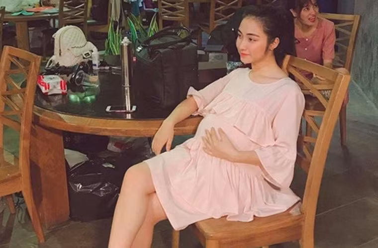 Tuy nhiên, mới đây khi công khai con trai trên trang cá nhân, giọng ca “Không thể cùng nhau suốt kiếp” cho biết, đó chỉ là bức ảnh chụp bụng bầu giả khi cô đi đóng phim.