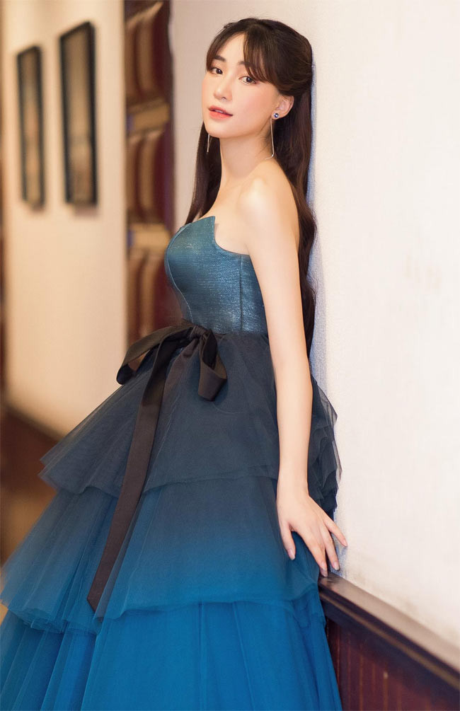 Thời điểm trước tháng 7/2019 khi Hòa Minzy tuyên bố tạm dừng hoạt động nghệ thuật để dành thời gian cho bản thân và gia đình, cô luôn xuất hiện tại sự kiện với kiểu váy bồng, xòe, che chắn vòng 2. (Ảnh: FBNV)