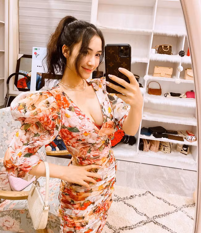 Hòa Minzy từng bức xúc vì có bình luận cho rằng cô đã dao kéo vòng 1. “Em là Hòa Minzy, em lẽ ra không nên bình luận thế này vì cảm nhận của chị em hoàn toàn tôn trọng ạ. Nhưng em chỉ có một điều hơi tức tức khi đọc là em không có thẩm mỹ với làm ngực ạ… Em ngực thật!”.