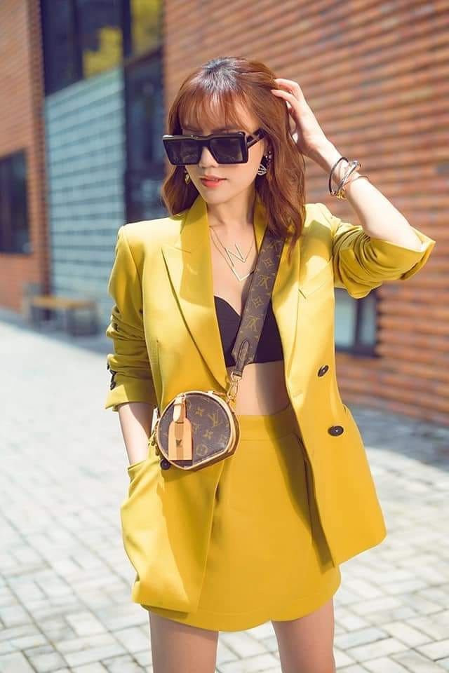 Trang phục thời thượng, phụ kiện đồ hiệu đã giúp vẻ ngoài của Lan Ngọc thăng hạng đáng kể.