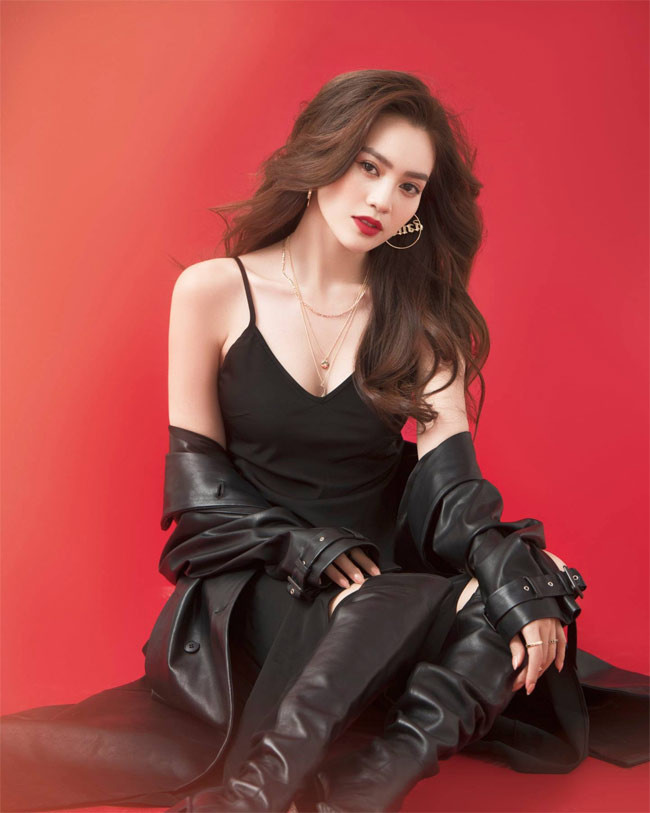 Cô trở thành một trong những sao nữ có gu ăn mặc sành điệu của showbiz Việt.