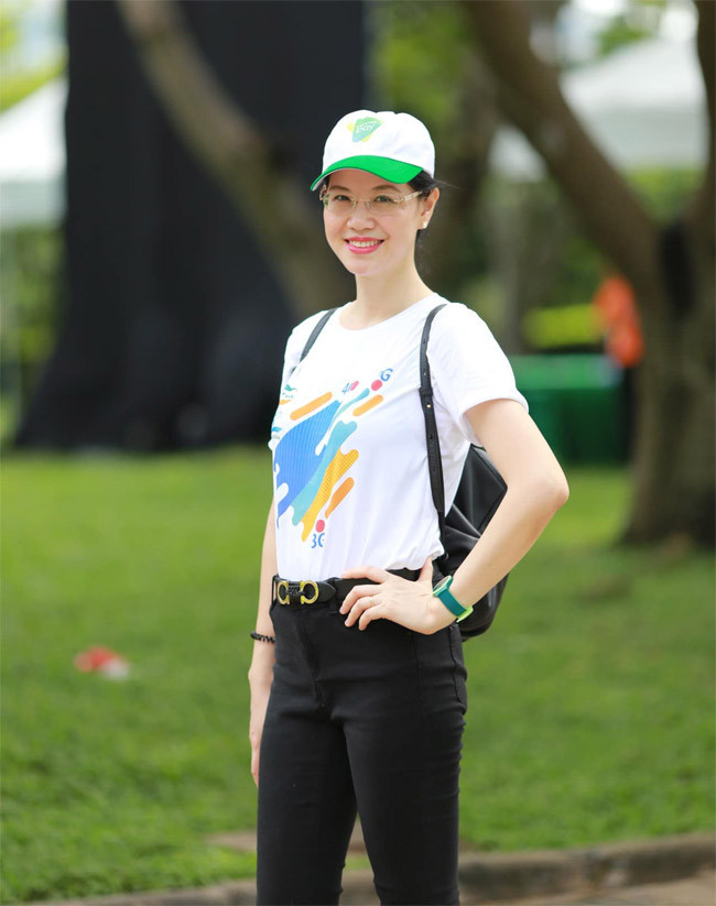 Sau 15 năm công tác, từ vị trí cửa hàng trưởng, Minh Thúy được đề bạt lên Giám đốc trung tâm Chăm sóc Khách hàng TP.HCM kiêm Phó Giám đốc trung tâm chăm sóc khách hàng toàn quốc của tập đoàn.