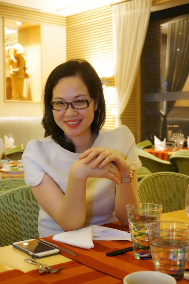 Người đẹp Hải Phòng chia sẻ mặc dù là cửa hàng trưởng nhưng cô phải kiêm việc tạp vụ như rửa cốc chén, lau cửa kính, hút bụi… và cọ toilet theo đúng lịch trực.