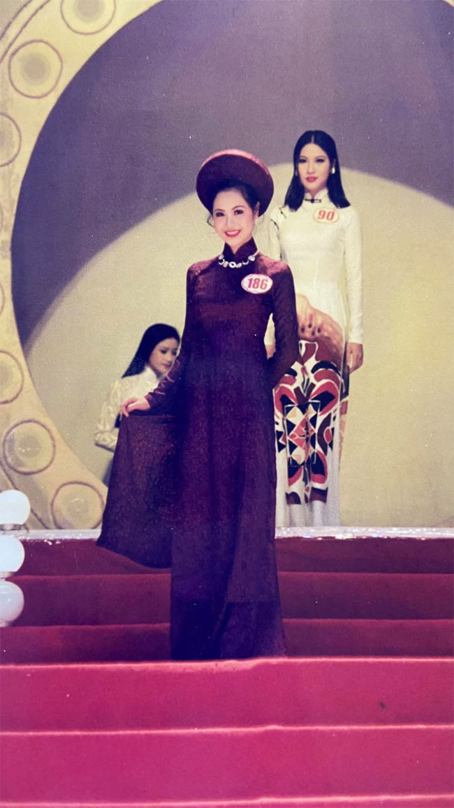 Người đẹp sinh năm 1978 không chọn con đường showbiz để dấn thân mà vẫn tiếp tục kiên trì với con đường học tập.