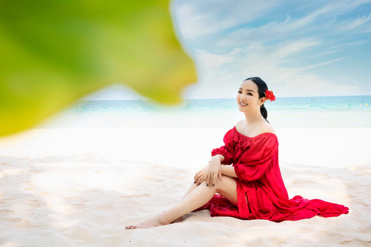 Mỹ nhân gốc Phú Thọ sở hữu phong cách thời trang quý phái. Cô yêu thích những trang phục có gam màu rực rỡ để làm tôn lên sắc vóc tươi trẻ đầy sức sống.