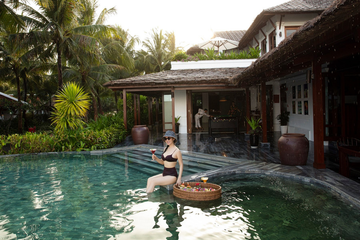 Mỹ nhân sinh năm 1971 tự tin diện bikini khoe body nuột nà.