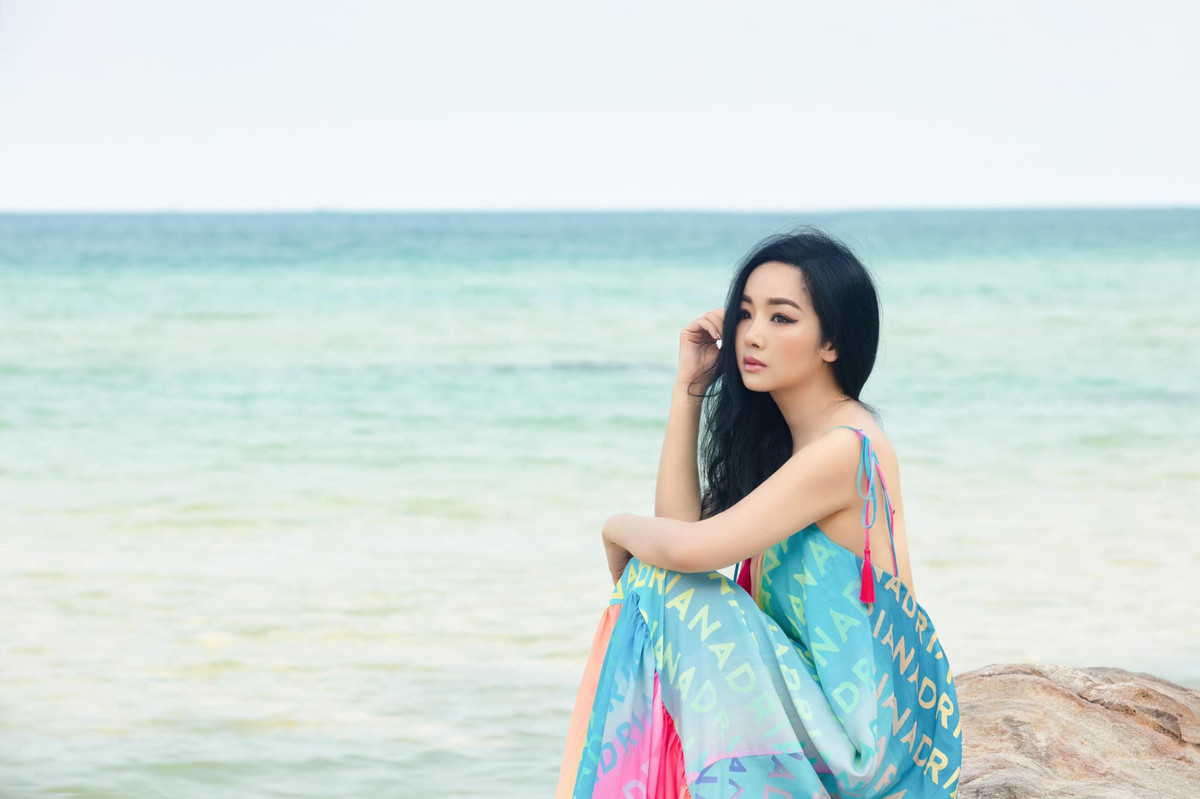 Trong bộ ảnh tạo dáng trên bãi biển, Hoa hậu Giáng My khoe vẻ đẹp hững hờ với váy hai dây "lộ" vòng 1 căng tròn "lấp ló".