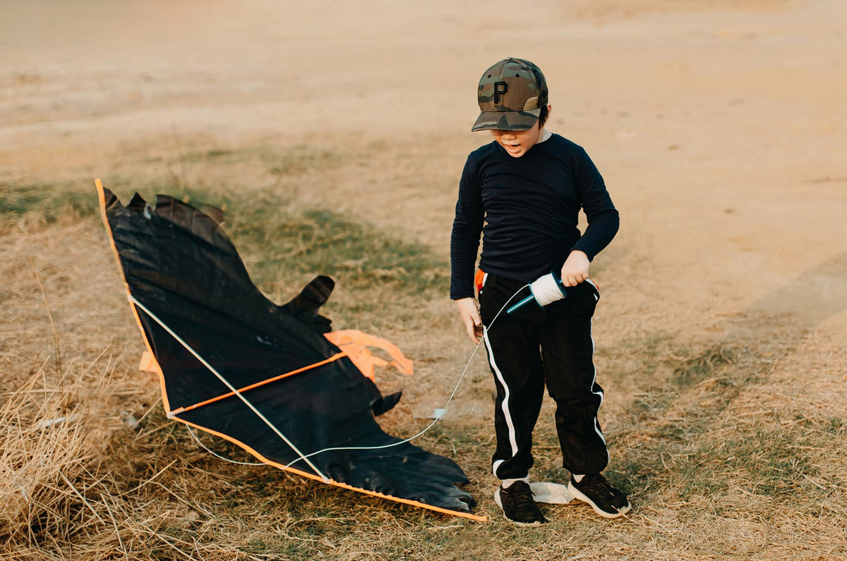 Alfie Túc Mạch được mẹ nuôi tóc bồng bềnh lãng tử, ngày càng điển trai và bụ bẫm.