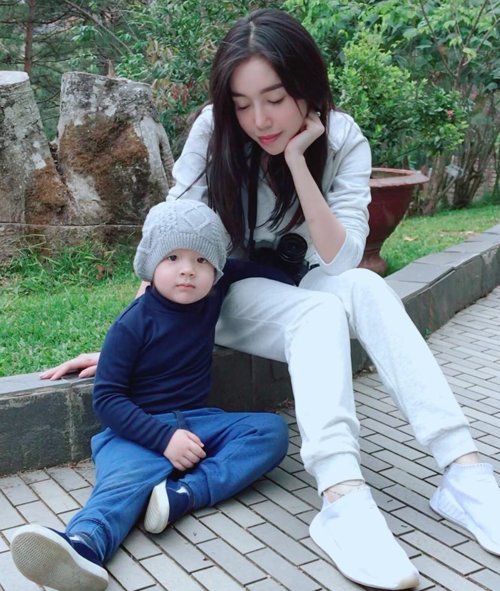 Elly Trần sưu tầm và đọc về những cách dạy con hay để giáo dục hai bé của mình.