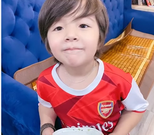 Hai con của Elly Trần được cựu hot girl nuôi dưỡng cẩn thận.