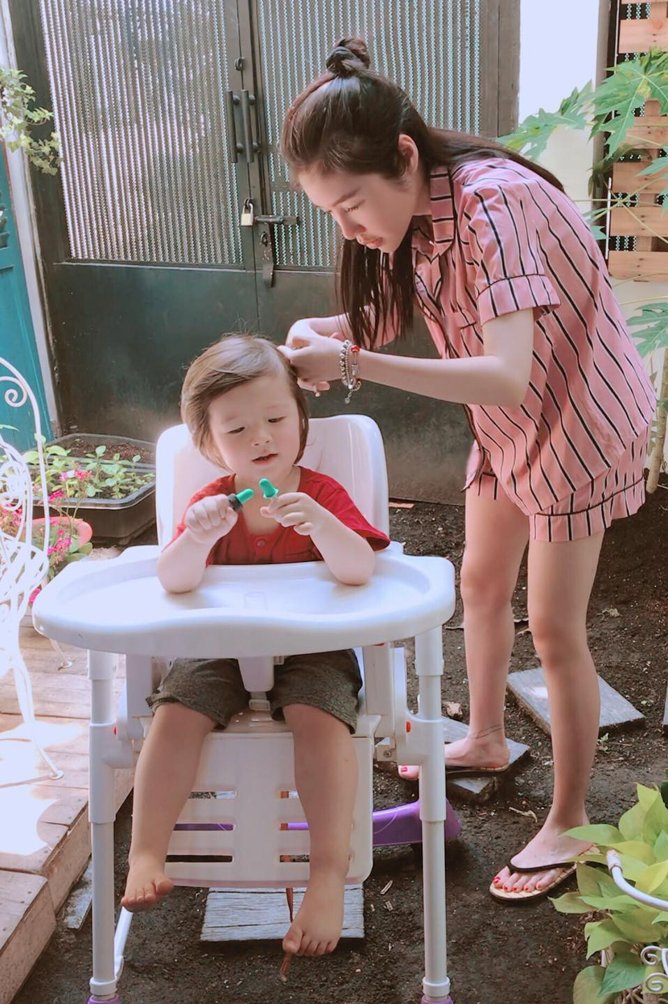 Dù ít nói về "nửa kia" nhưng bà mẹ hot girl lại khá thoải mái khi chia sẻ hình ảnh và video của các con lên trang cá nhân.