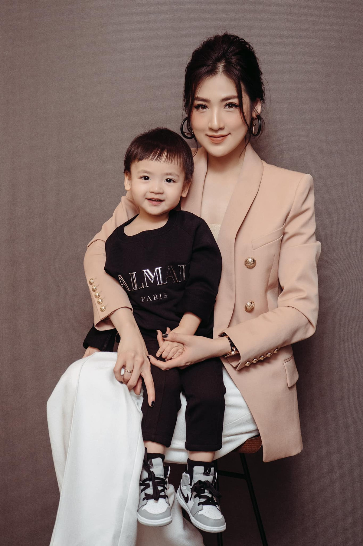 Mới đây, trên trang cá nhân của mình, Á hậu Tú Anh khoe ảnh chụp cùng con trai khiến ai ngắm cũng yêu.