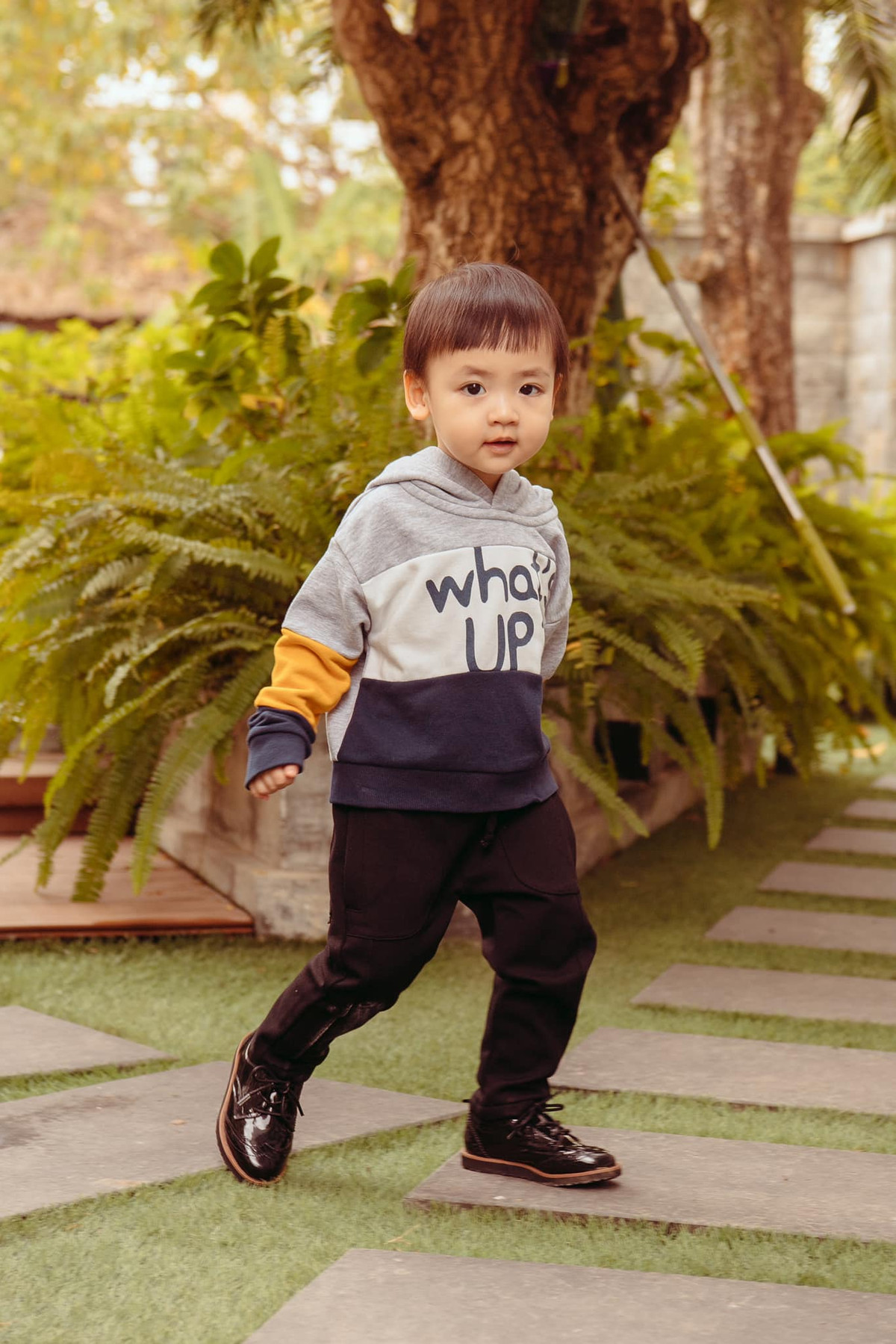 Bé Kem mới hơn 2 tuổi đã lớn phổng phao, ra dáng một "hot boy nhí". Cậu bé được mẹ cho ăn mặc đẹp, phối đồ sành điệu.