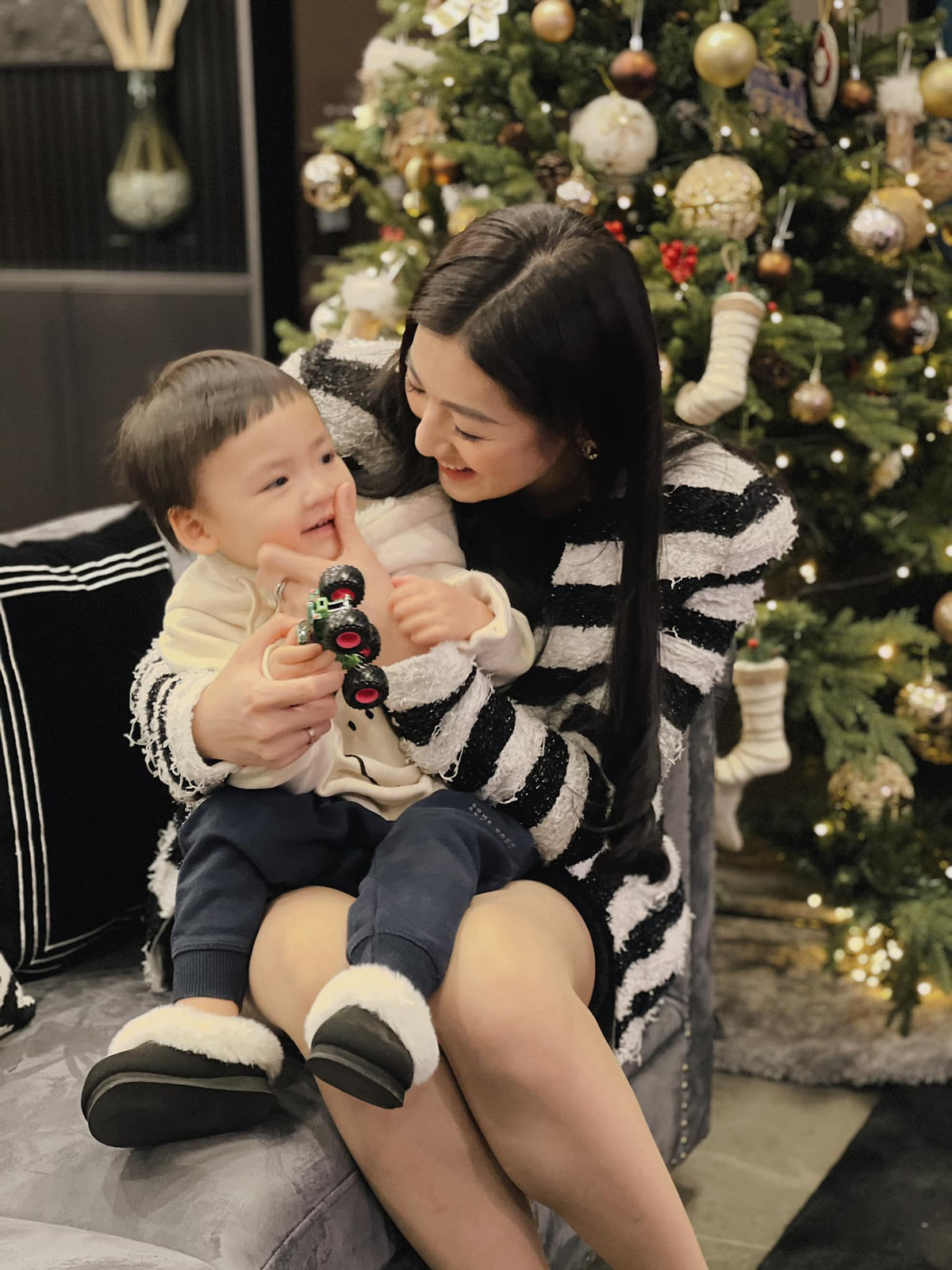 Thường xuyên khoe ảnh con trai, Á hậu Tú Anh được bạn bè và đồng nghiệp giục sinh thêm em bé.