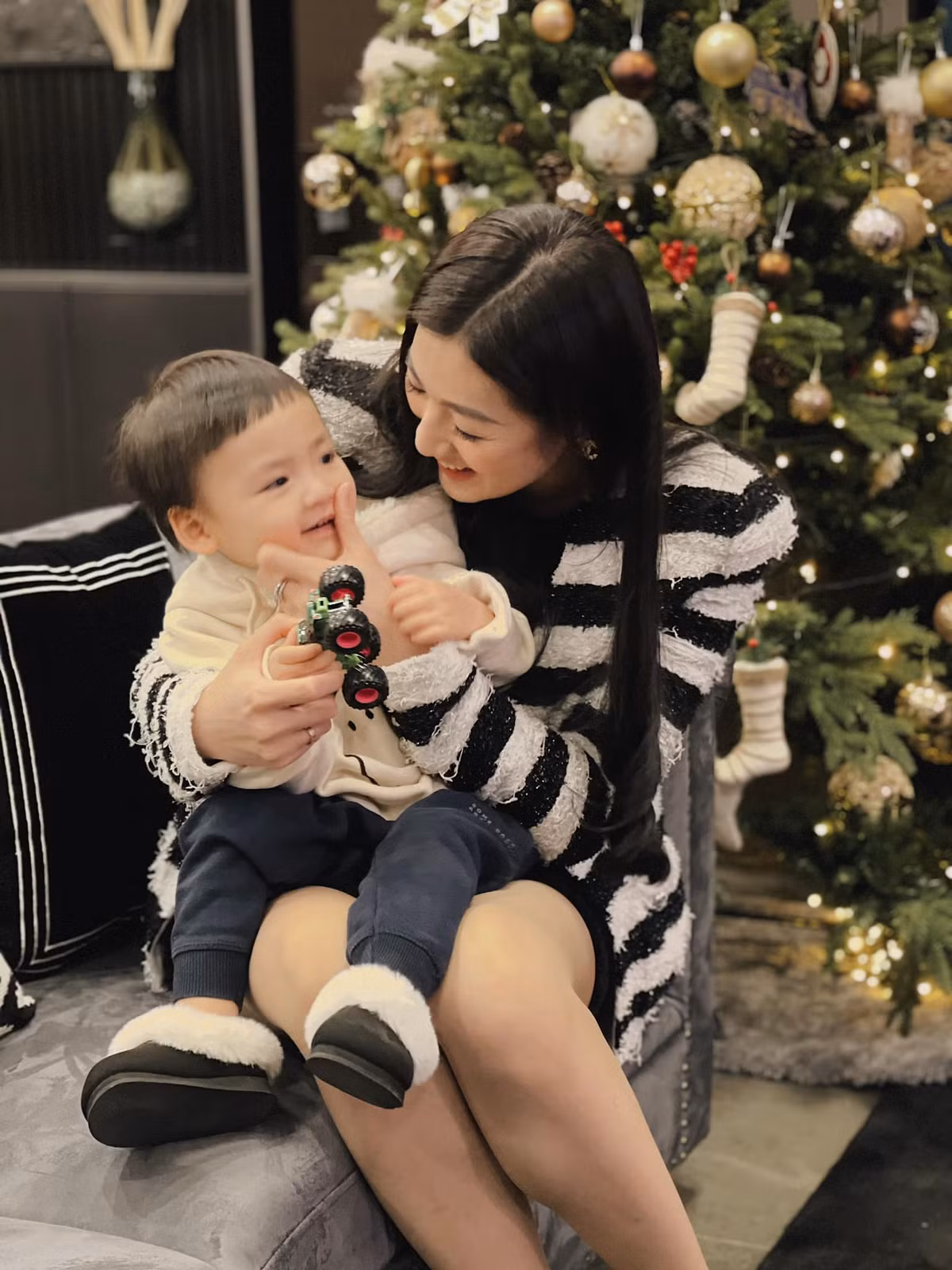 Thường xuyên khoe ảnh con trai, Á hậu Tú Anh được bạn bè và đồng nghiệp giục sinh thêm em bé.