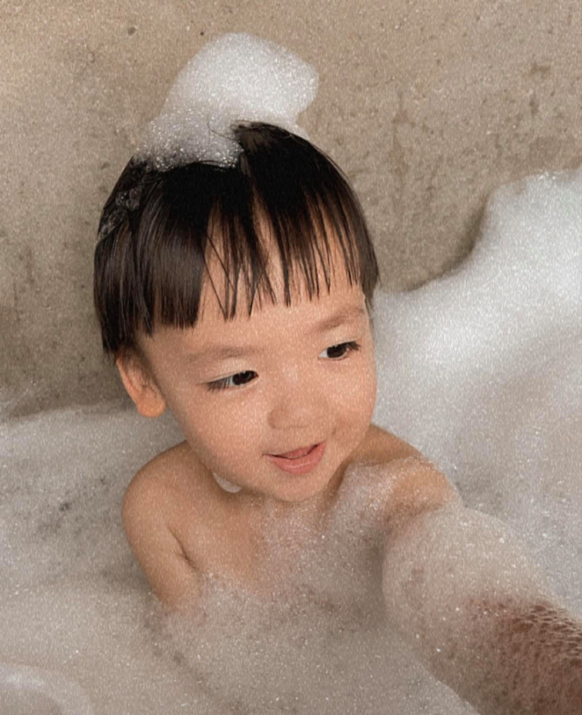 Từng giấu kín chuyện mang bầu và sinh con, Á hậu Tú Anh giờ đã thoải mái hơn trong việc chia sẻ những khoảnh khắc đáng yêu của quý tử lên trang cá nhân.